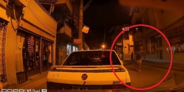 Ters yöne girdi, park halindeki araçlara çarptı... Olay yerinden böyle kaçtı