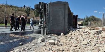 Sultangazi’de hafriyat yüklü tır devrildi: 1 yaralı