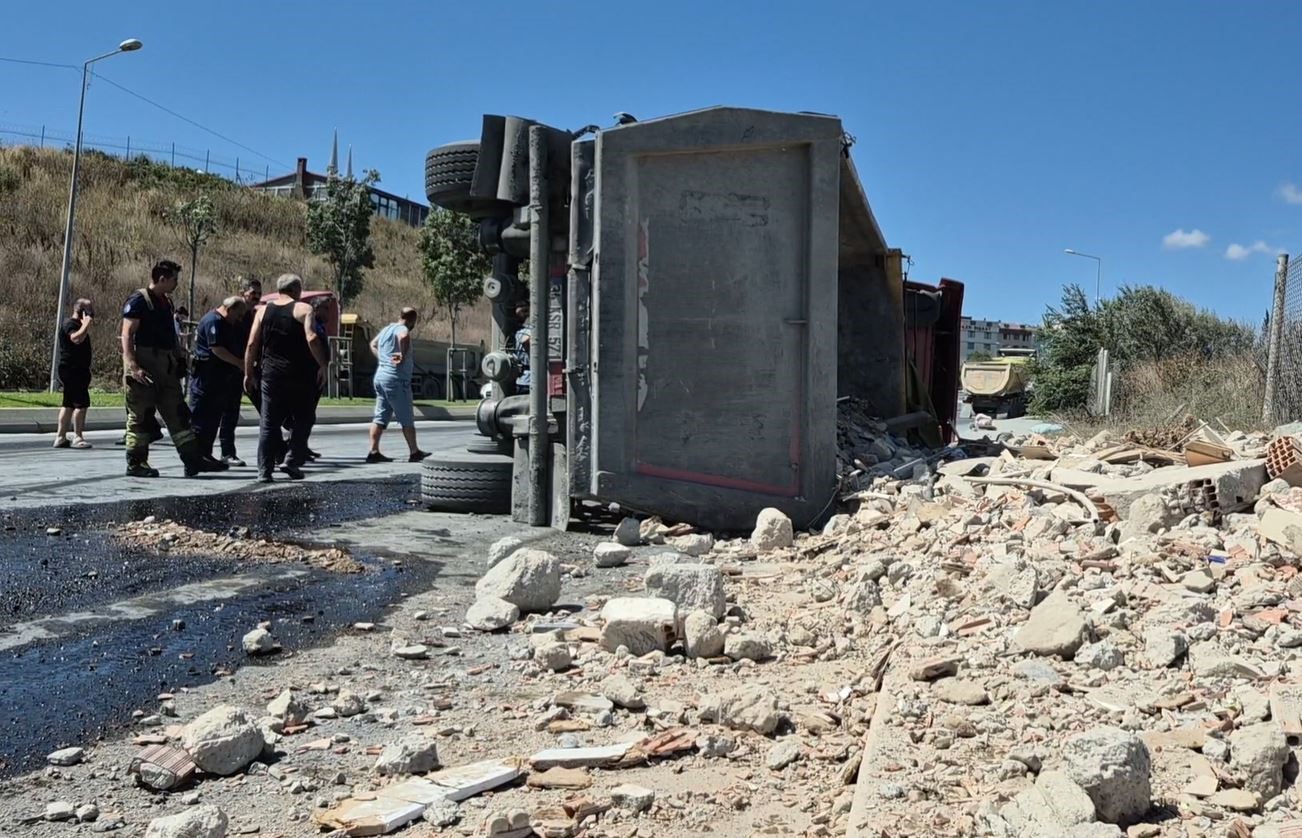 Sultangazi’de hafriyat yüklü tır devrildi: 1 yaralı