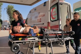 Cam fabrikasında işçi makineye sıkıştı