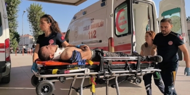 Cam fabrikasında işçi makineye sıkıştı