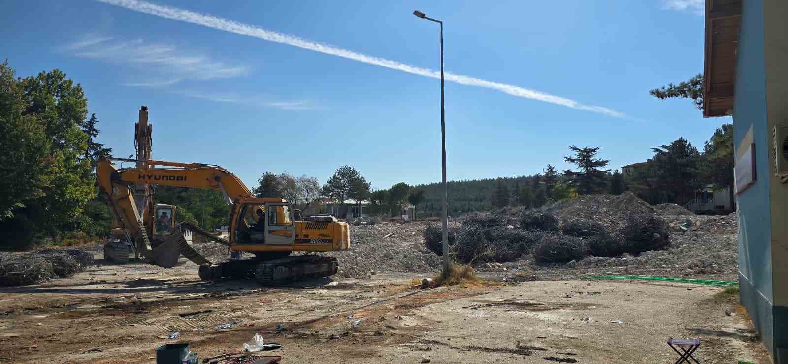 Bilecik’te eski devlet hastanesi yıkıldı