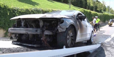 Ataşehir’de otomobil alev alev yandı