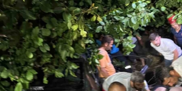 Kontrolden çıkan otomobil, ağaçlık alana girdi: 3 yaralı