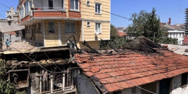 Gaziosmanpaşa’da gecekondu alevlere teslim oldu