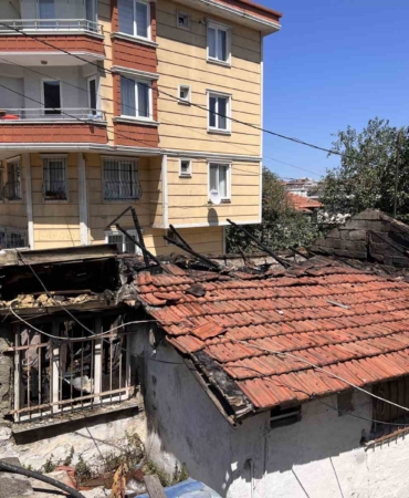 Gaziosmanpaşa’da gecekondu alevlere teslim oldu