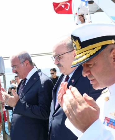 72 yıl sonra şehit denizcilerimiz anısına Dumlupınar’a saygı dalışı
