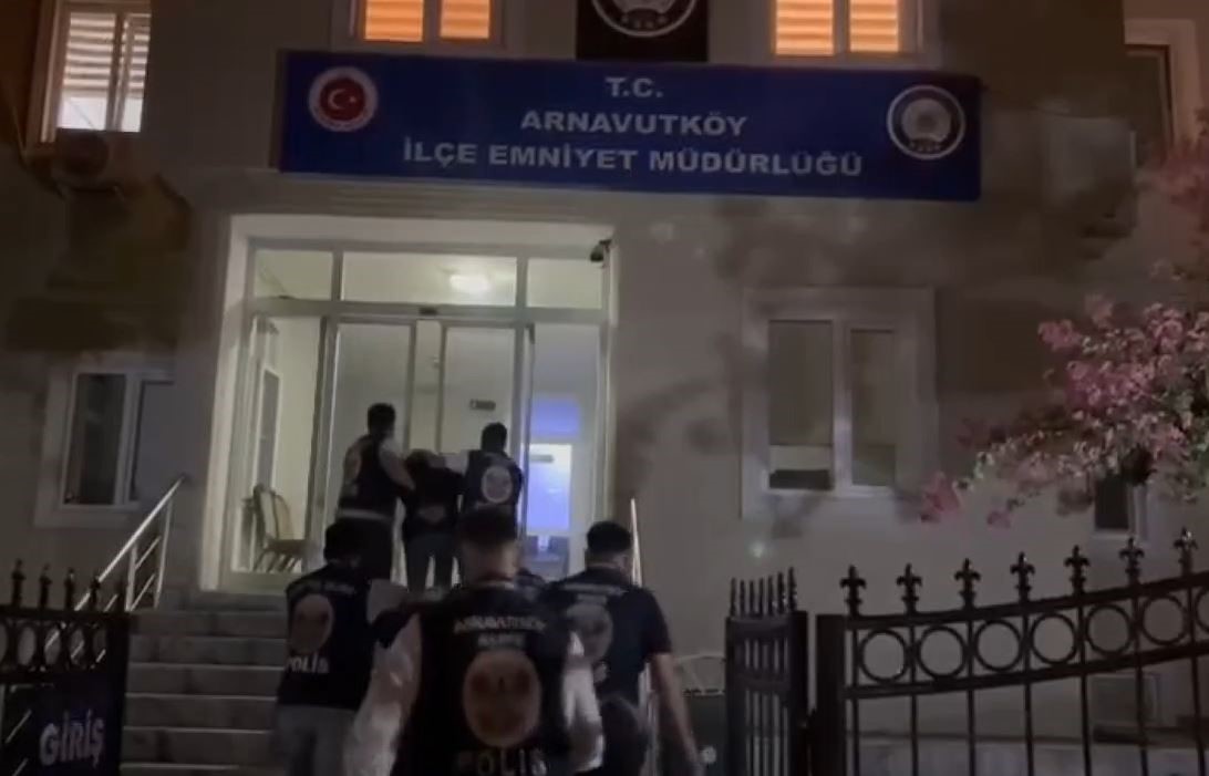 Arnavutköy’de düğün konvoyunda havaya ateş açan şüpheliler yakalandı