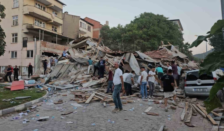 AFAD: "Balıkesir Sındırgı merkezli saat 19.53’te 6.1 büyüklüğünde deprem meydana geldi. Deprem yerin 11 km derinliğinde meydana geldi."