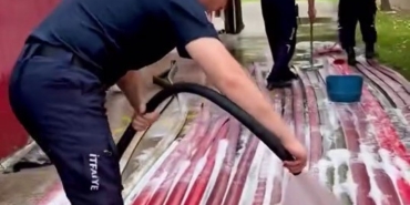 Yangın savaşçılarının ekipman temizliği de takdir topladı