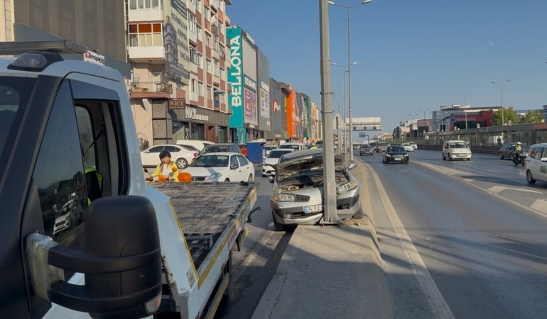 Avcılar E-5 yan yolda refüje çıkan araç elektrik direğine çarptı