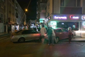 Yalova’da çarpışan iki otomobil kuruyemiş dükkanına girdi