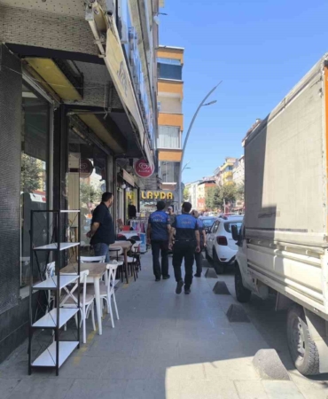 Sultangazi’de zabıtalardan kaldırım işgaline geçit yok