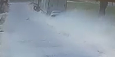 Park halindeki tıra böyle çarptı...Feci kazada sürücü hayatını kaybetti