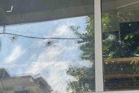 İki genç işyerini kurşunladı, rahat tavırları pes dedirtti