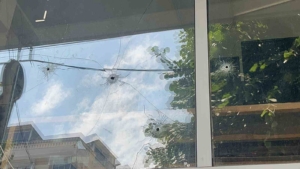 İki genç işyerini kurşunladı, rahat tavırları pes dedirtti