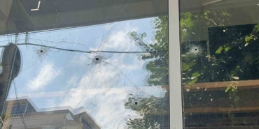 İki genç işyerini kurşunladı, rahat tavırları pes dedirtti