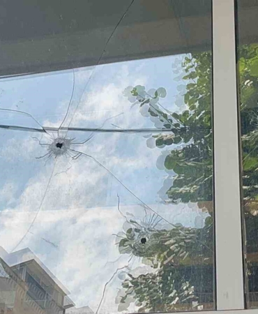 İki genç işyerini kurşunladı, rahat tavırları pes dedirtti