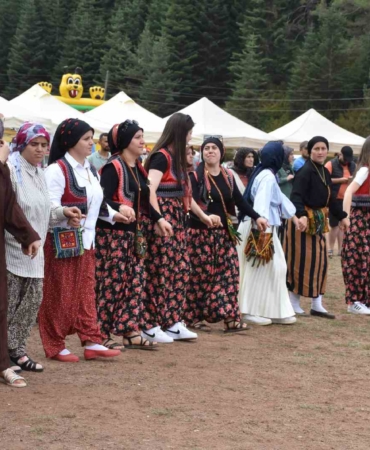 Binlerce vatandaş 3 günlük şenlikte horon teperek doyasıya eğlendi