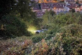 Kontrolden çıkan otomobil şarampole devrildi, sürücü yara almadan kurtuldu