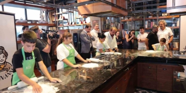 Ünlü Şef Mehmet Yalçınkaya ile minikler mutfağa ilk adımlarını attı