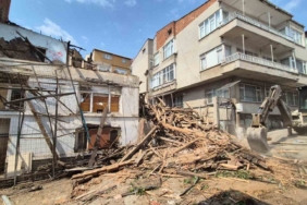 Çökme tehlikesi bulunan metruk bina yıkılıyor