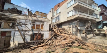 Çökme tehlikesi bulunan metruk bina yıkılıyor