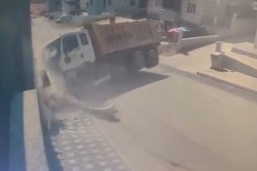 Bursa’da freni patlayan kamyon site duvarına çarptı