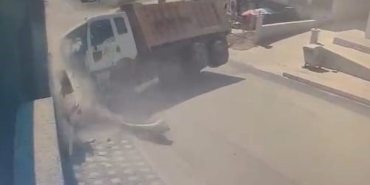 Bursa’da freni patlayan kamyon site duvarına çarptı