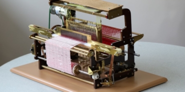 Küçük atölyesinde minyatür dokuma tezgahları yapıyor: Dünyadaki tek koleksiyonu oluşturdu