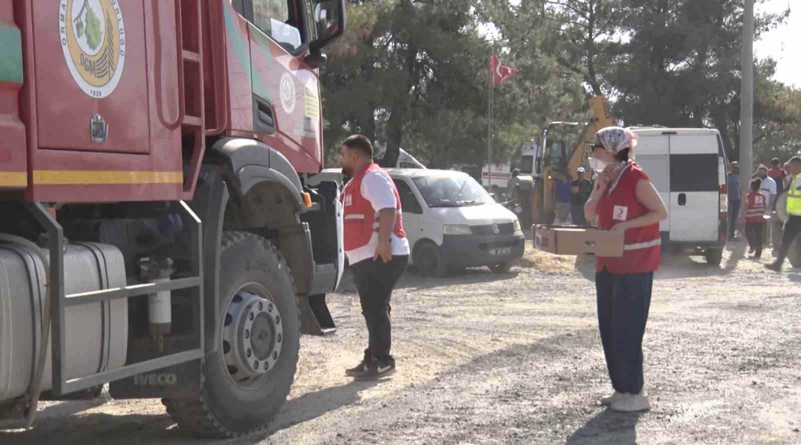 Çanakkale’de alevlerle mücadele eden ekip ve vatandaşlara Kızılay’dan yardım
