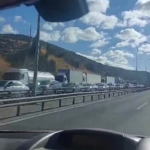 Mıcır yüklü tır devrildi: TEM Otoyolu İstanbul istikametinde trafik felç oldu