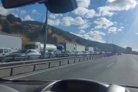 Mıcır yüklü tır devrildi: TEM Otoyolu İstanbul istikametinde trafik felç oldu