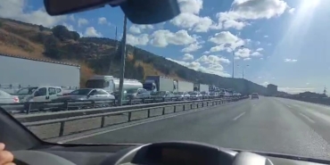 Mıcır yüklü tır devrildi: TEM Otoyolu İstanbul istikametinde trafik felç oldu