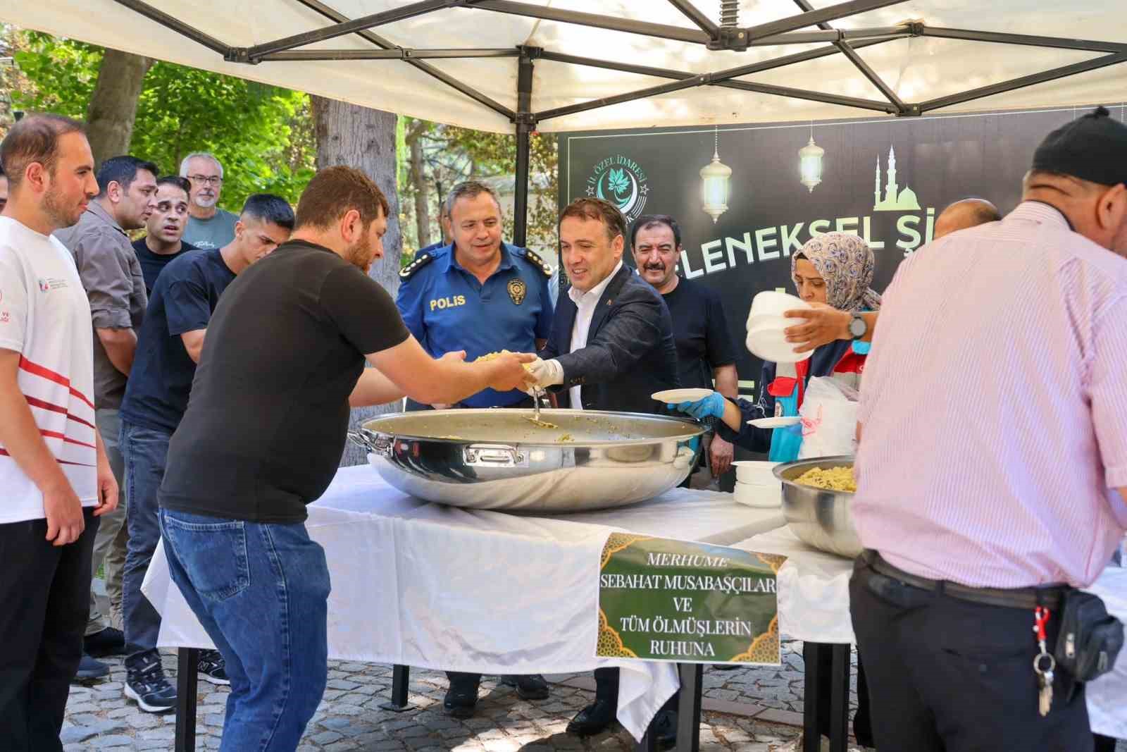 Şeyh Edebali Külliyesi’nde vatandaşlara şifalı pilav ikramı