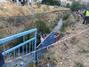 Ümraniye’de otomobiller çarpıştı, araçlardan biri dereye düştü