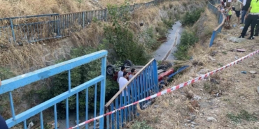 Ümraniye’de otomobiller çarpıştı, araçlardan biri dereye düştü