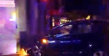 Bursa’da kontrolden çıkan otomobil önce elektrik panosuna ardından motosiklete çarptı