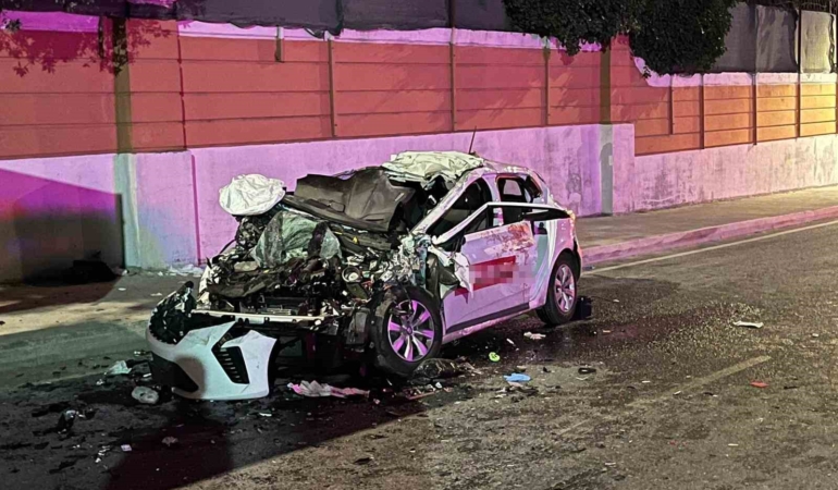 Büyükçekmece’de otomobil, TIR’a arkadan çarptı : 1 ölü, 4 yaralı