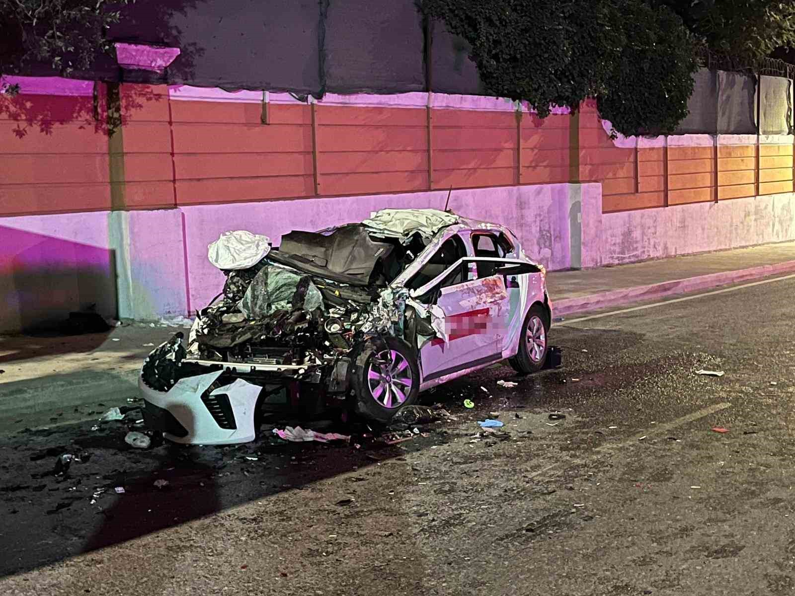 Büyükçekmece’de otomobil, TIR’a arkadan çarptı : 1 ölü, 4 yaralı