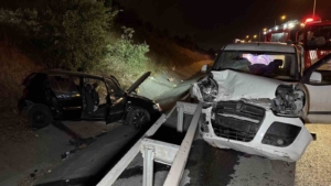 Eyüpsultan’da 2 araç çarpıştı: 1’i ağır 2 kişi ağır yaralı