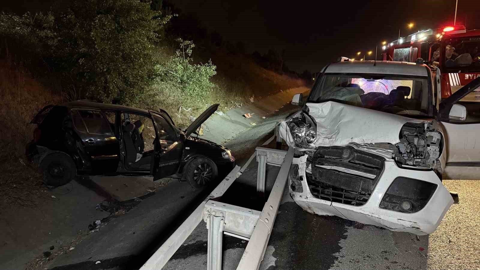 Eyüpsultan’da 2 araç çarpıştı: 1’i ağır 2 kişi ağır yaralı