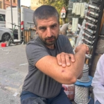 Florya’da bir motosikletli facianın eşiğinden döndü: Araçların altında kalmaktan son anda böyle kurtuldu