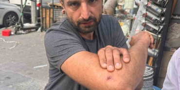 Florya’da bir motosikletli facianın eşiğinden döndü: Araçların altında kalmaktan son anda böyle kurtuldu