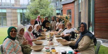 Özel bireyler ve anneleri hobi atölyelerinde el ele