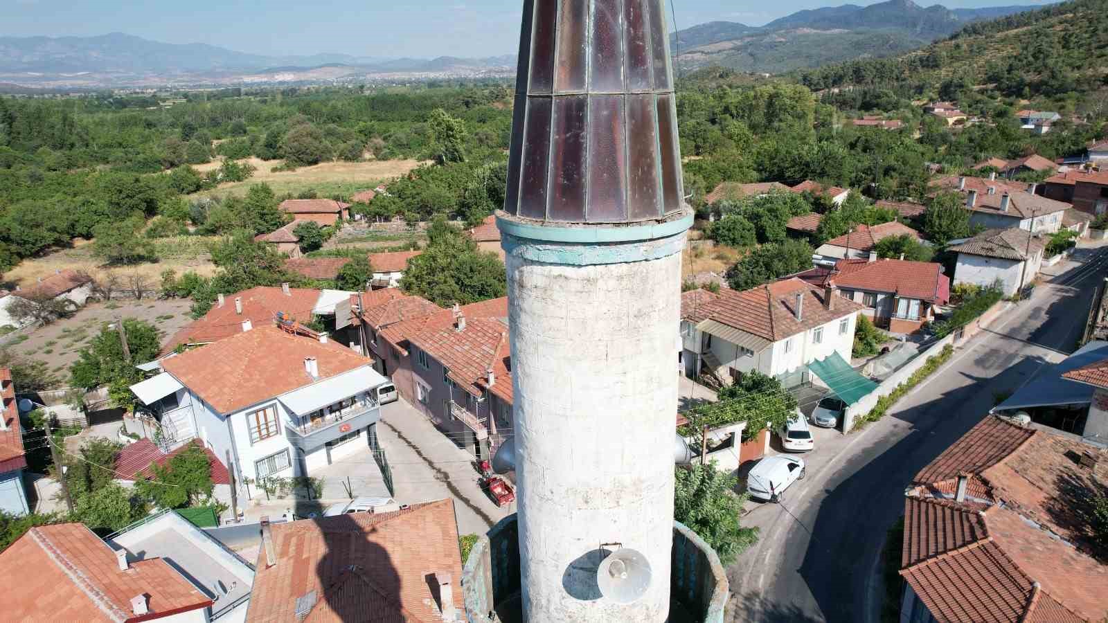 Sındırgı’da depremde cami ve minareler ağır hasar aldı