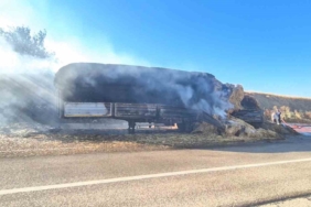 Tekirdağ’da yanan araçtaki alevler önce tarlaya, sonra tıra sıçradı