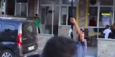 Sokak röportajı sırasında havaya ateş açan çocuk yakalandı