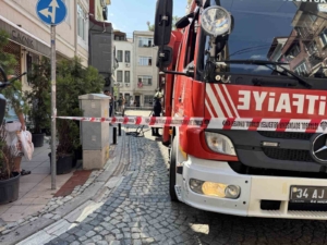 Beşiktaş’ta 3 katlı binada yangın paniği