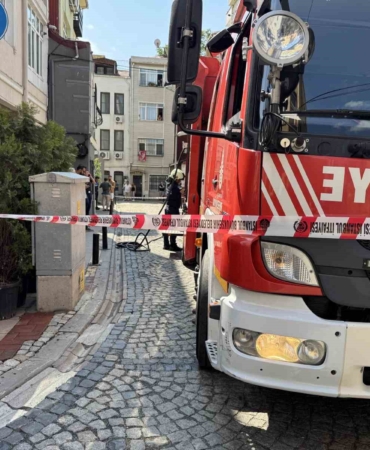 Beşiktaş’ta 3 katlı binada yangın paniği